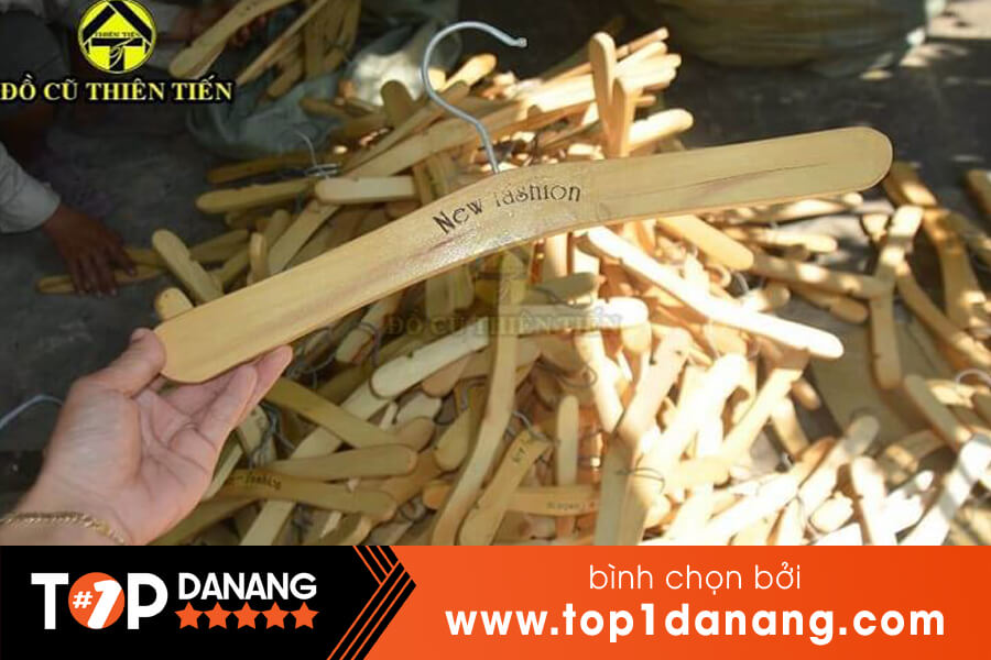 Móc gỗ treo quần áo cũ ở Đà Nẵng